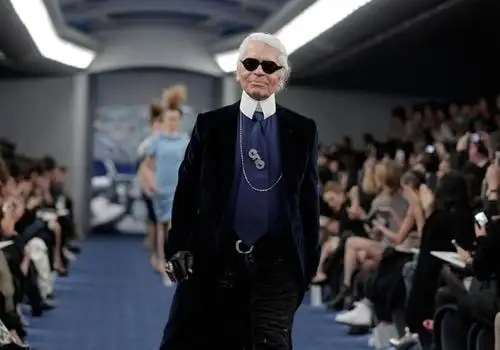 Karl Lagerfeld – Ông hoàng tái sinh thương hiệu 4 Karl Lagerfeld bieu tuong ca nhan dinh cao