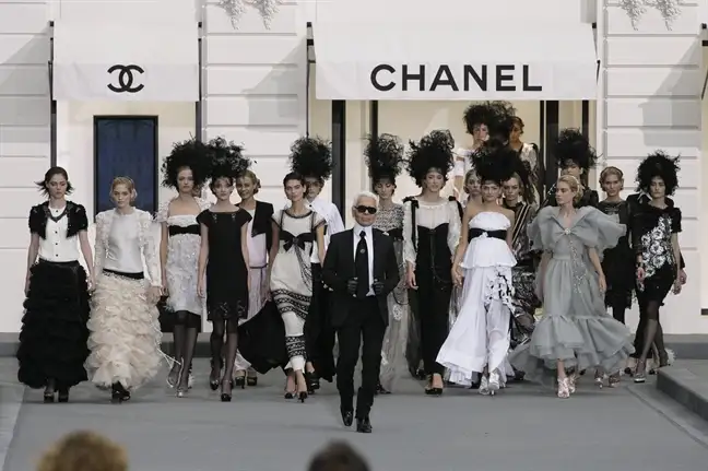 Karl Lagerfeld – Ông hoàng tái sinh thương hiệu 3 chanel tu nha mot gia coi den de che toan cau
