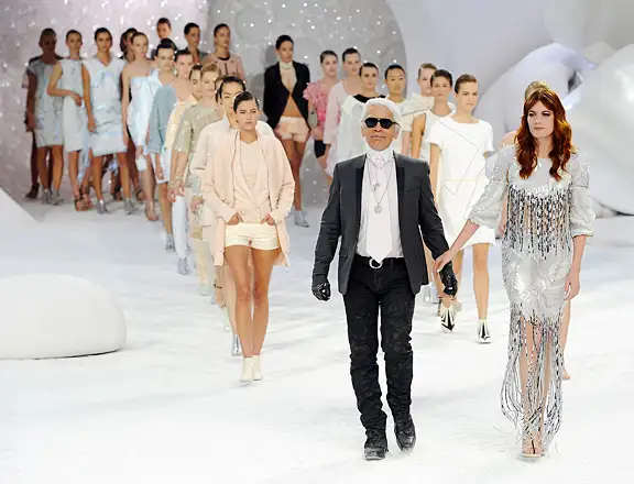 Karl Lagerfeld – Ông hoàng tái sinh thương hiệu 5 karl lagerfeld nha thiet ke khong ngung sang tao