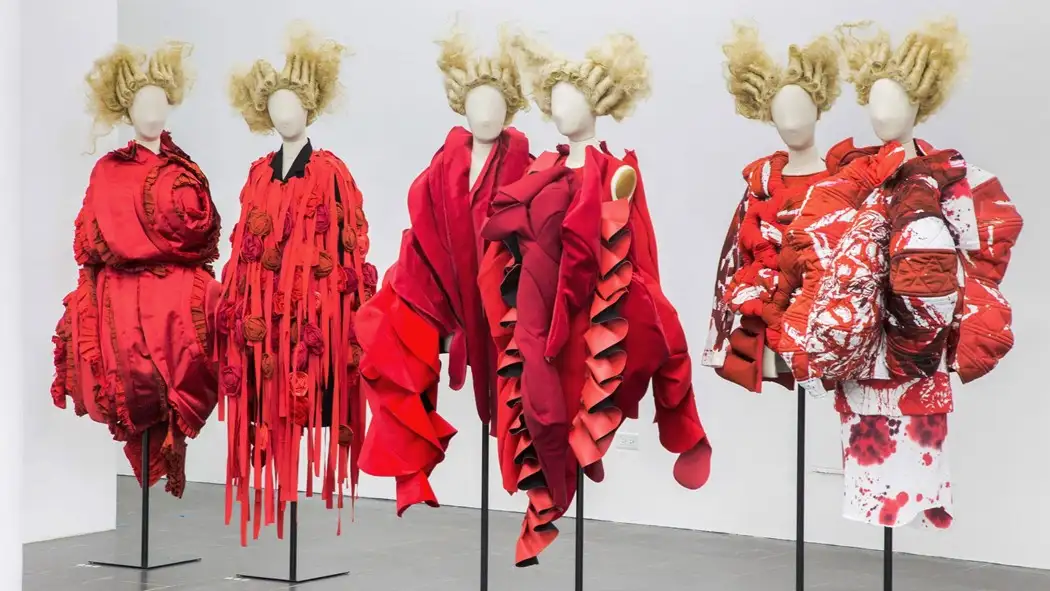 Rei Kawakubo – Phá vỡ mọi quy chuẩn về cái đẹp 5 trien lam tai met